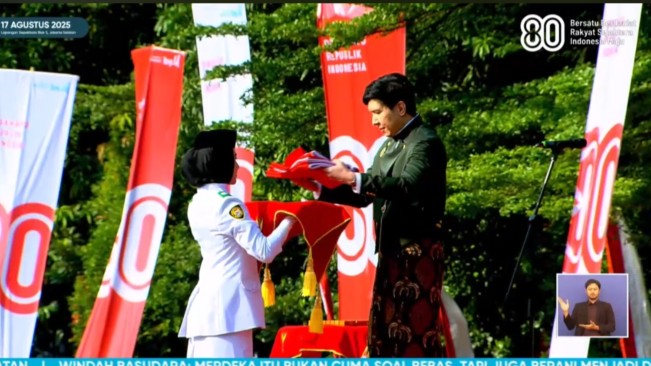 Windah Basudara msmberikan bendera Merah Putih kepada pengibar. [YouTube/@by.U]